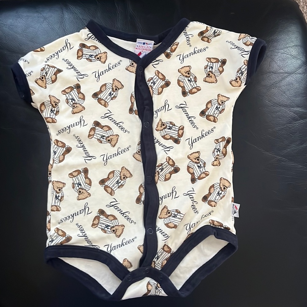 New York Yankees Majestic Onsie with NYY bears size 18 months